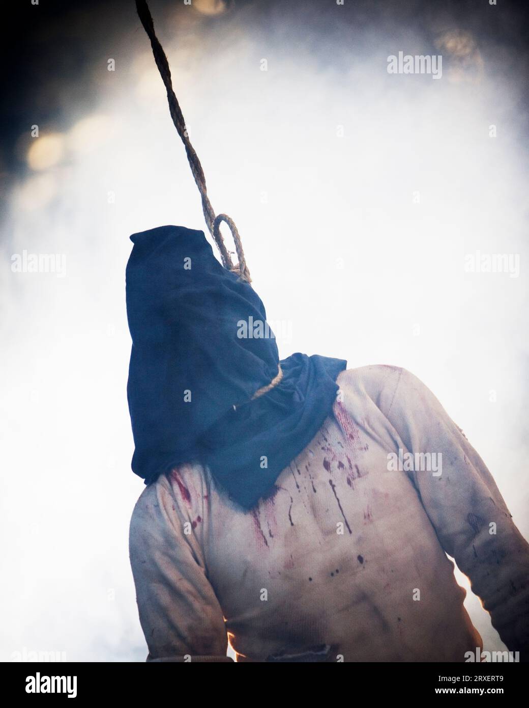 Homme suspendu à capuche. Banque D'Images