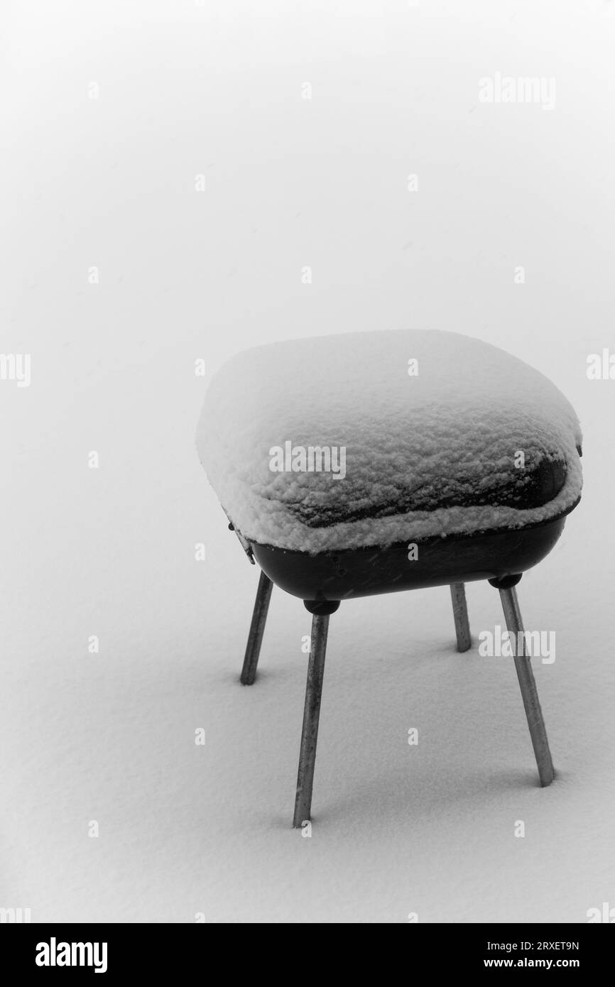 Petit barbecue extérieur dans la neige. Banque D'Images