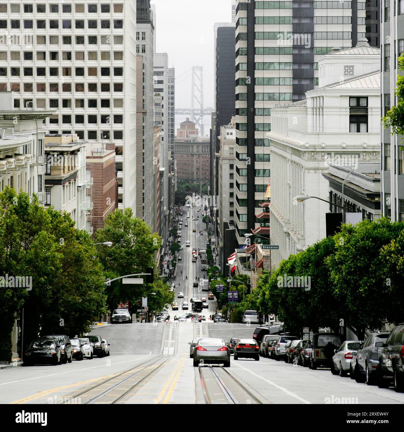 California Street et Oakland Bay Bridge. Banque D'Images