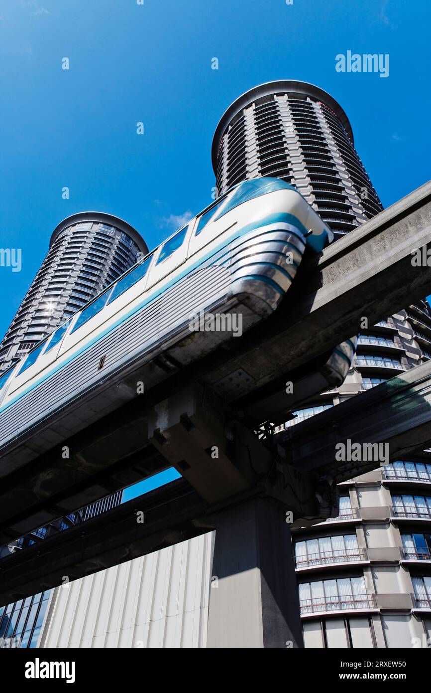 Les voitures du monorail du Seattle Center sont en mouvement. Banque D'Images