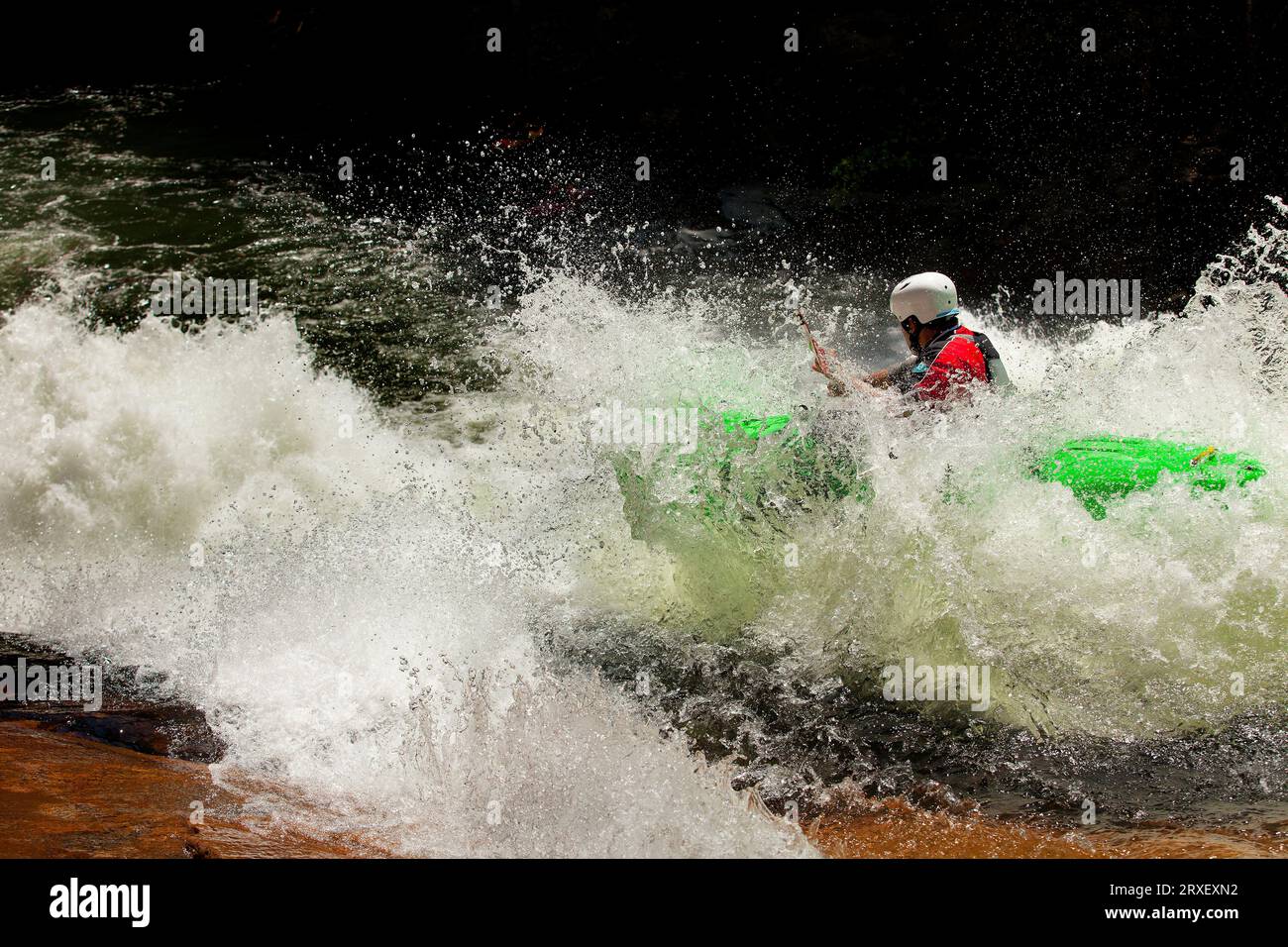 L'homme glisse dans un kayak sur la gorge de Tallulah, Géorgie Banque D'Images