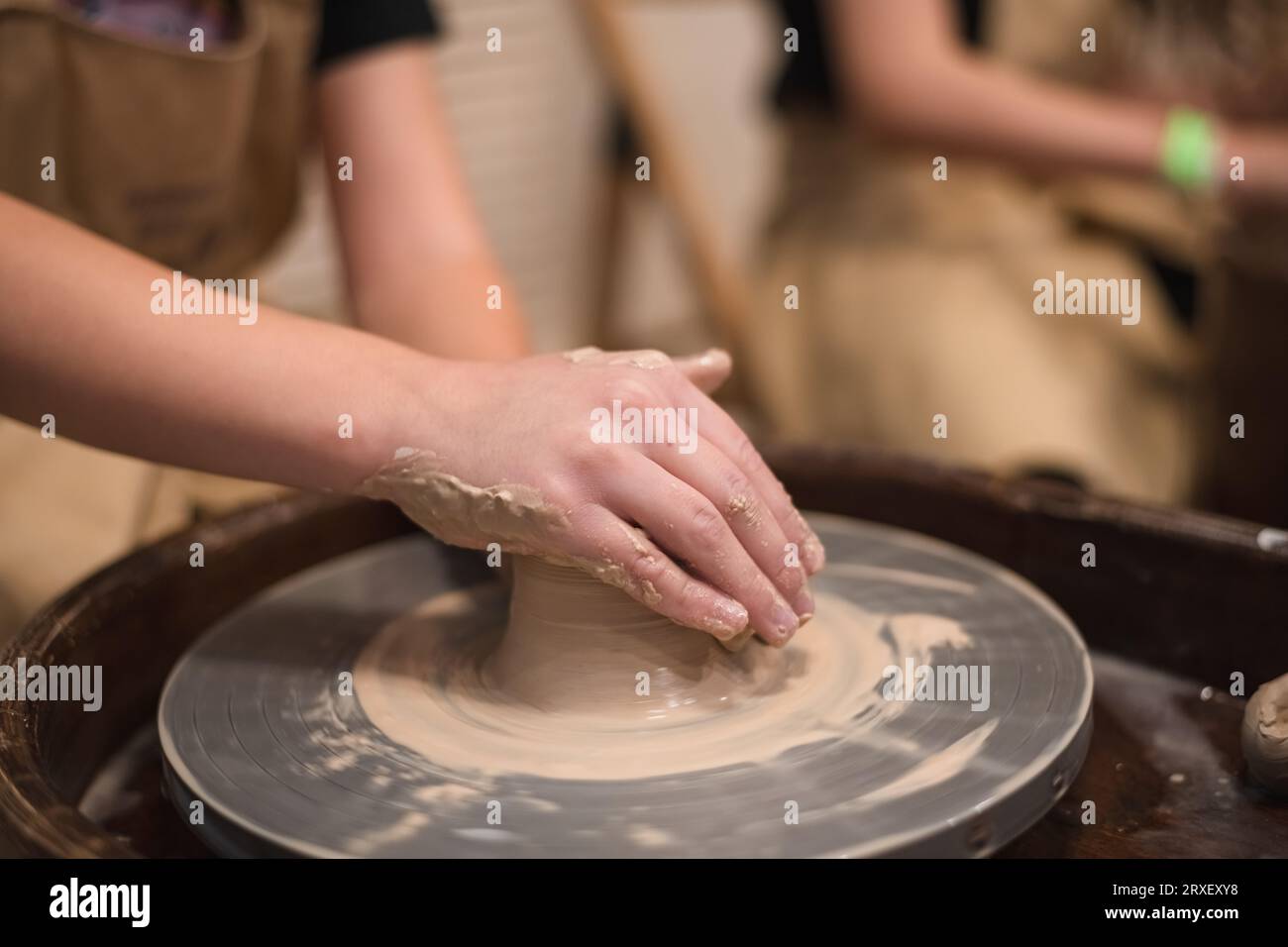 Potter girl travaille sur la roue de potier, faisant pot en céramique à partir d'argile dans l'atelier de poterie. Art et concept de passe-temps Banque D'Images