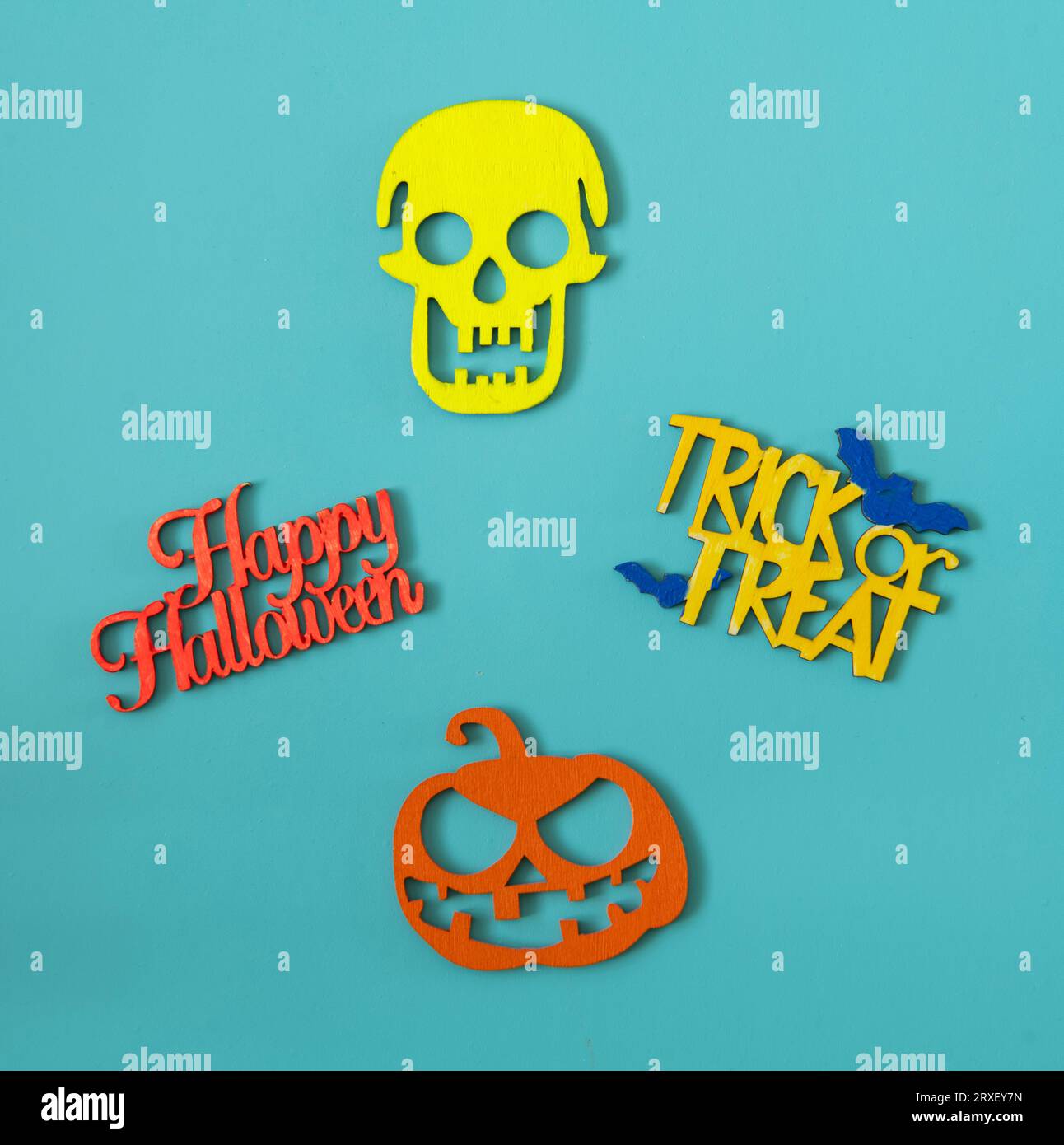 Découpe d'halloween en bois prise d'en haut sur un fond bleu pâle. Banque D'Images