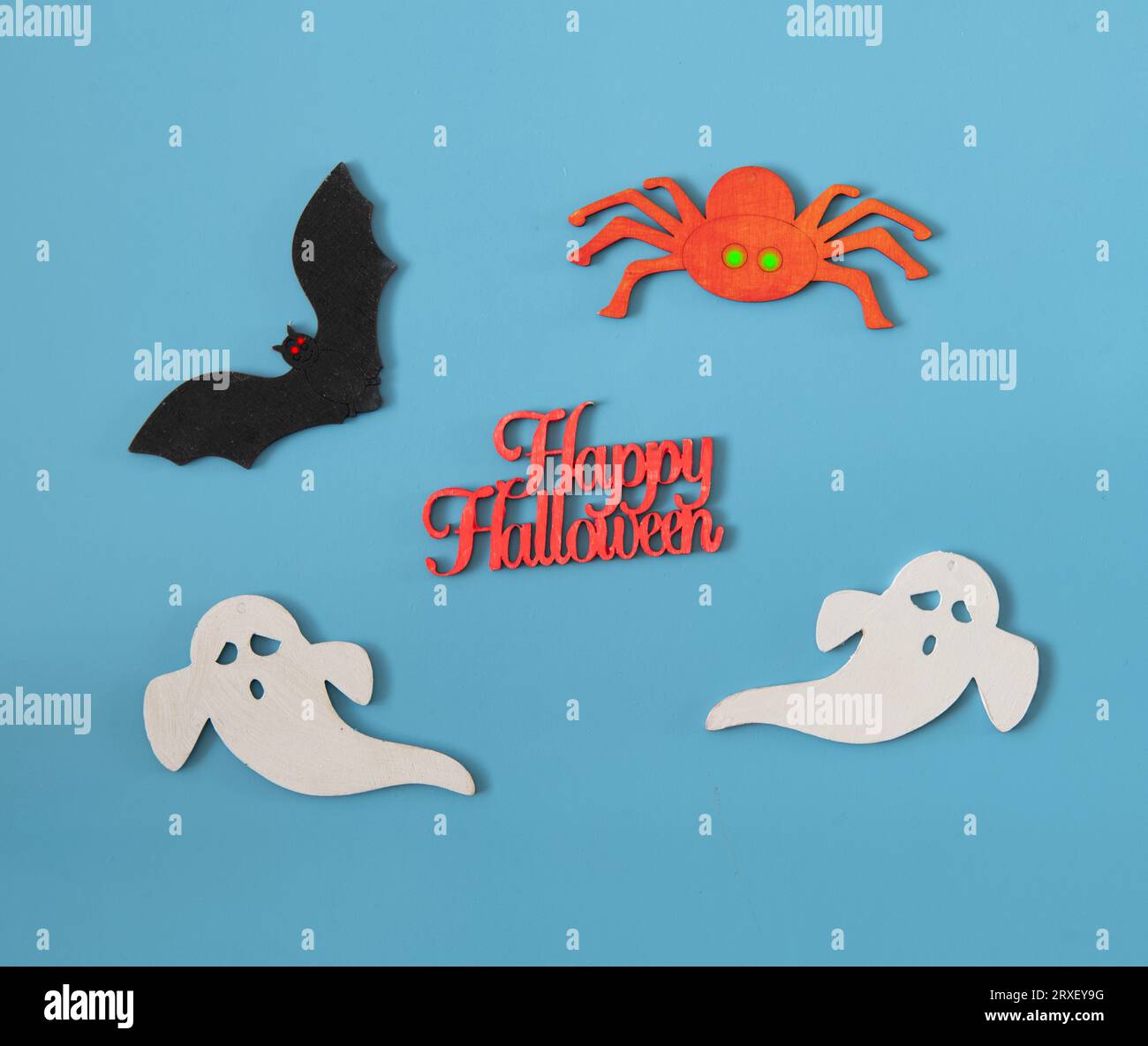 Découpes d'halloween en bois prises d'en haut sur un fond bleu. Banque D'Images