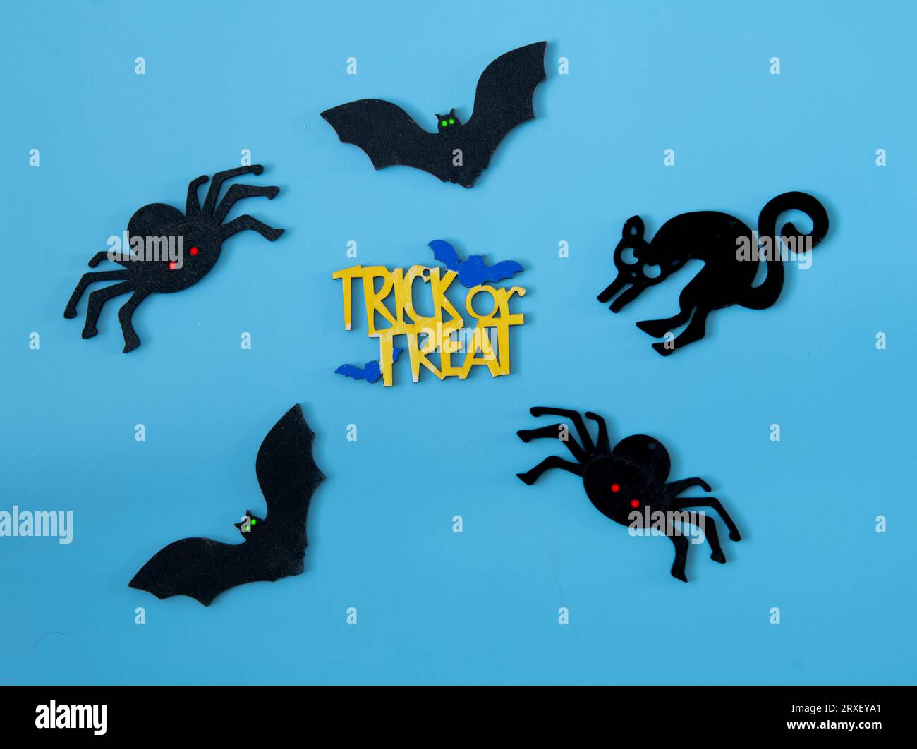 Découpes d'halloween en bois prises d'en haut sur un fond bleu. Banque D'Images