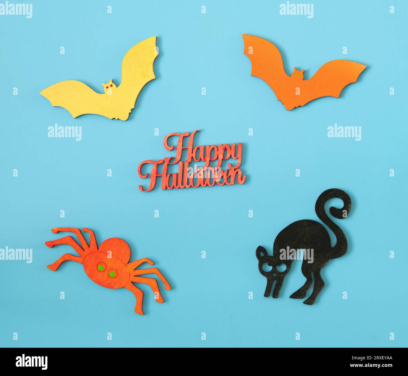 Wodden halloween découpes prises d'en haut sur un fond bleu. Banque D'Images