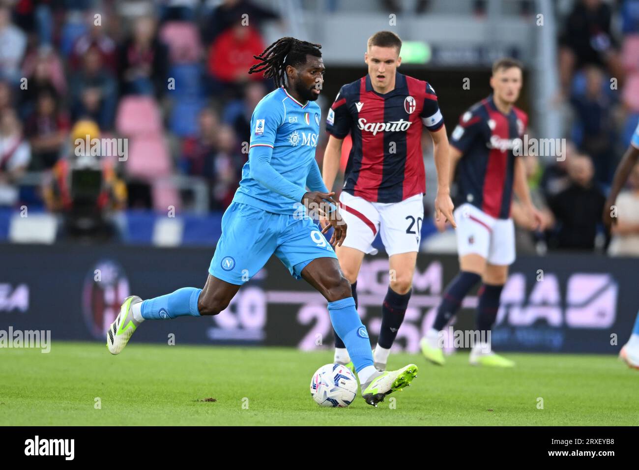 Andre Zambo Anguissa (Naples)Michel Aebischer (Bologne) lors du match italien 'Serie A' entre Bologne 0-0 Napoli au Renato Dall Ara Stadium le 24 septembre 2023 à Bologne, Italie. (Photo de Maurizio Borsari/AFLO) Banque D'Images