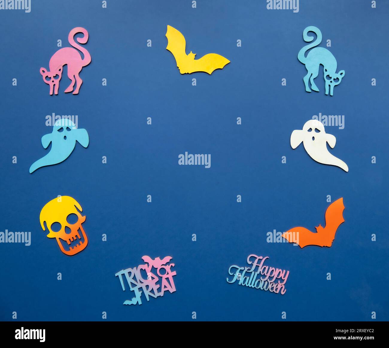 Découpes pastel halloween photographiées d'en haut sur un fond bleu. Banque D'Images