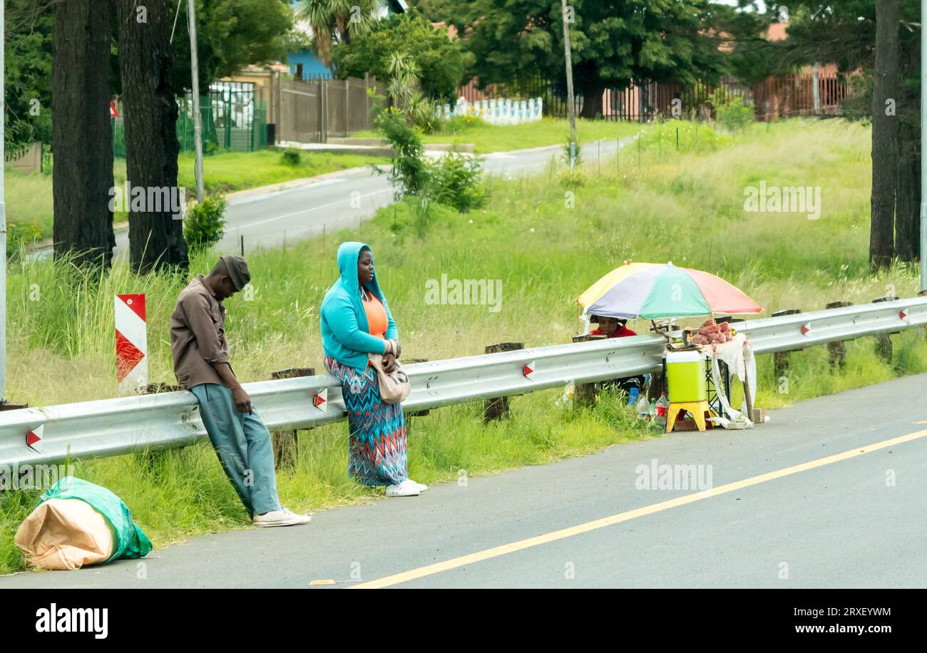 Scène de rue typique en Afrique du Sud rurale avec le vendeur et les gens sur le bord de la route dans Gauteng concept authentique de la vie quotidienne Banque D'Images