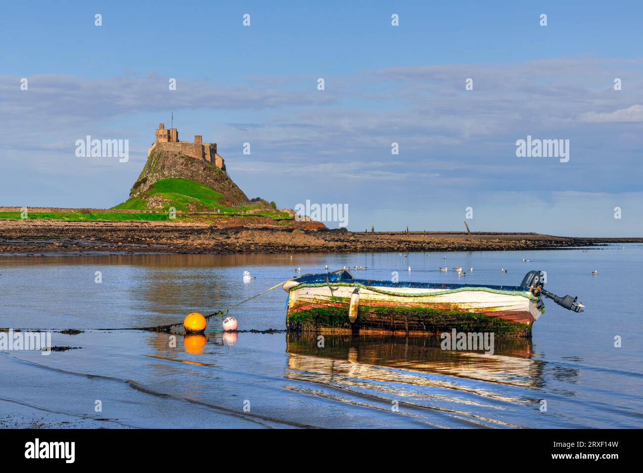 L'île à marée de Llindisfarne, également appelée île Sainte, dans le Northumberland, en Angleterre Banque D'Images