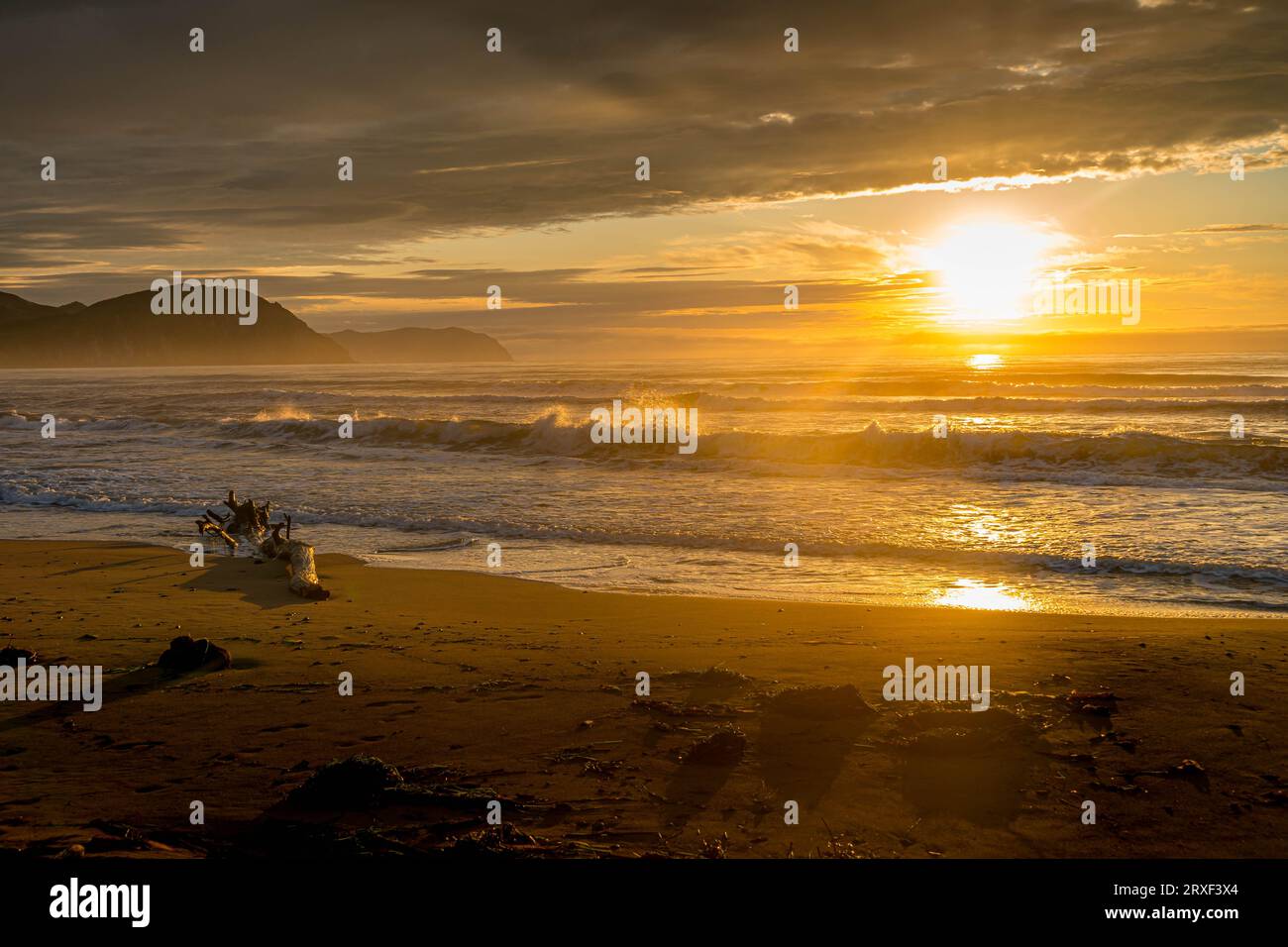 La plage de sable de la mer du Japon pendant le beau lever de soleil coloré dans la région de Primorsky dans l'extrême-Orient russe. Banque D'Images