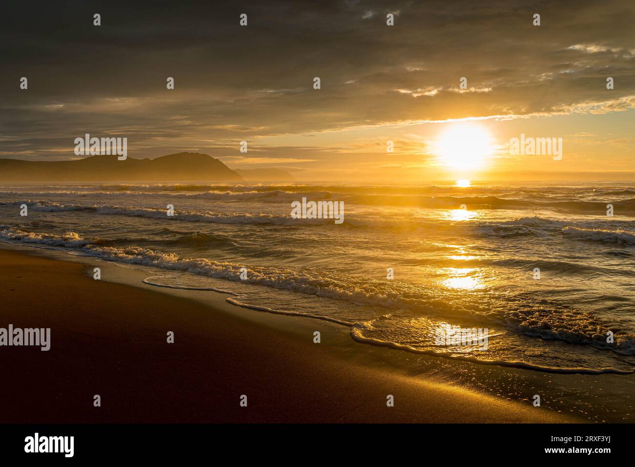 La plage de sable au bord de la mer du Japon pendant le beau lever de soleil coloré dans la région de Primorsky dans l'extrême-Orient russe. Banque D'Images