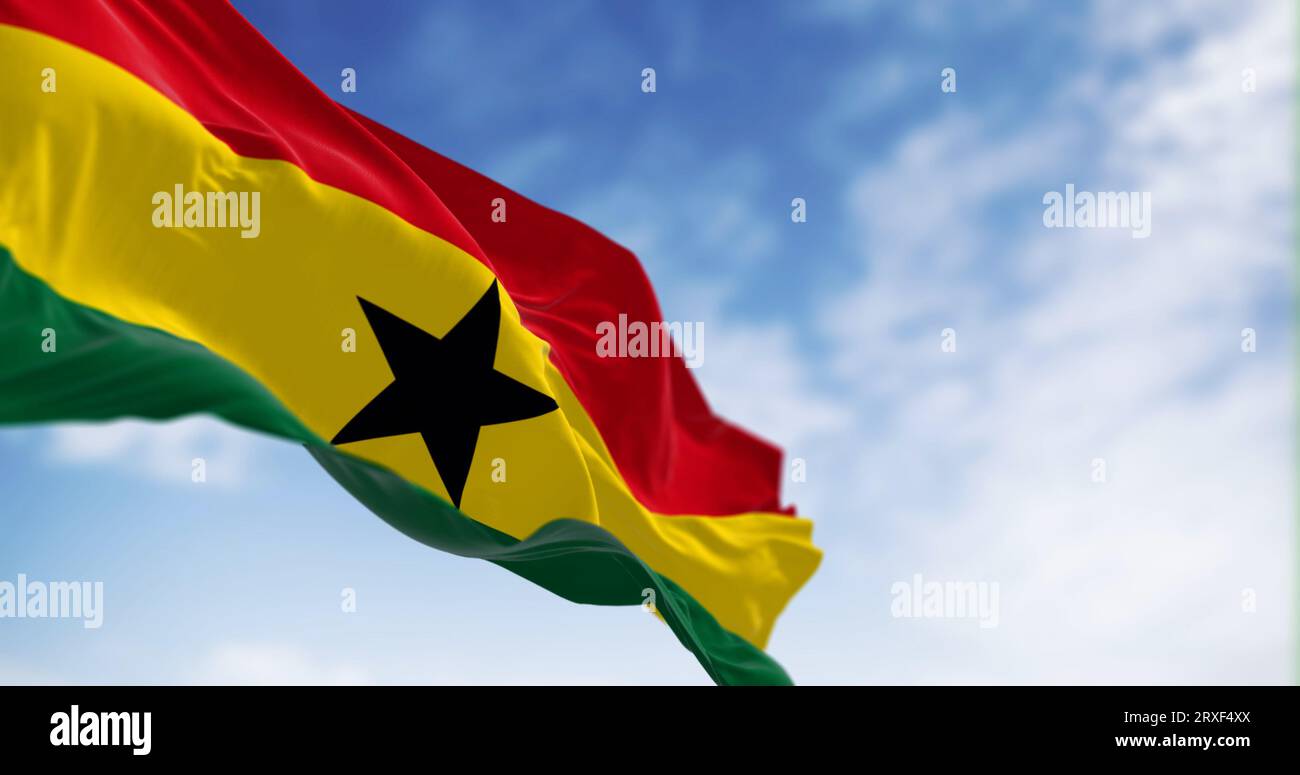 Drapeau national du Ghana agitant par temps clair. Trois bandes horizontales égales, rouge, jaune avec étoile noire, vert, couleurs panafricaines. illustration 3d. Banque D'Images