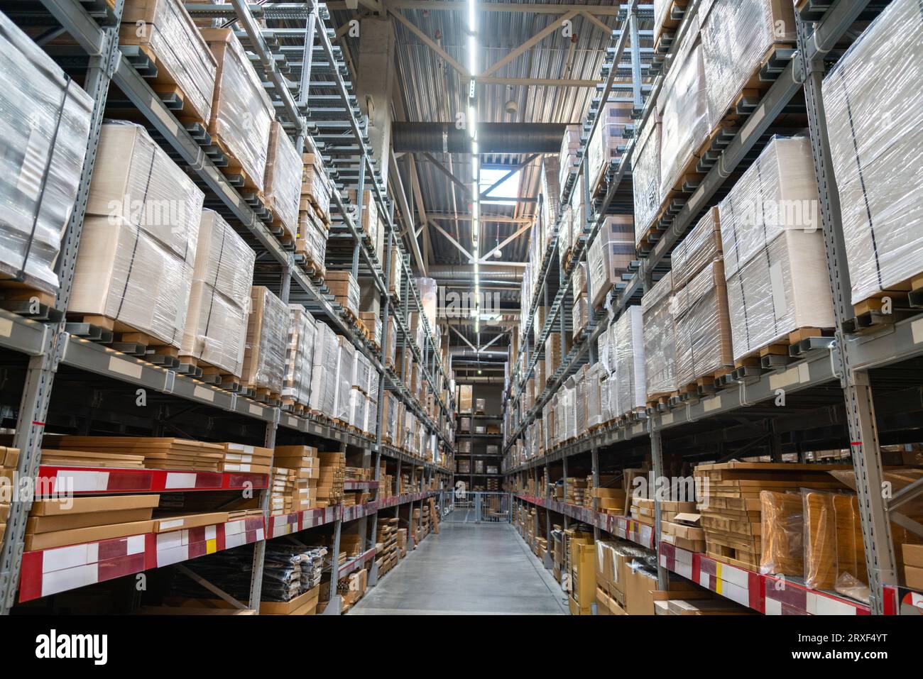 Entrepôt en libre-service dans une quincaillerie. Banque D'Images