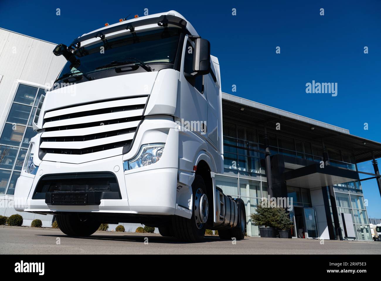 Le nouveau chariot se trouve devant la concession. Banque D'Images