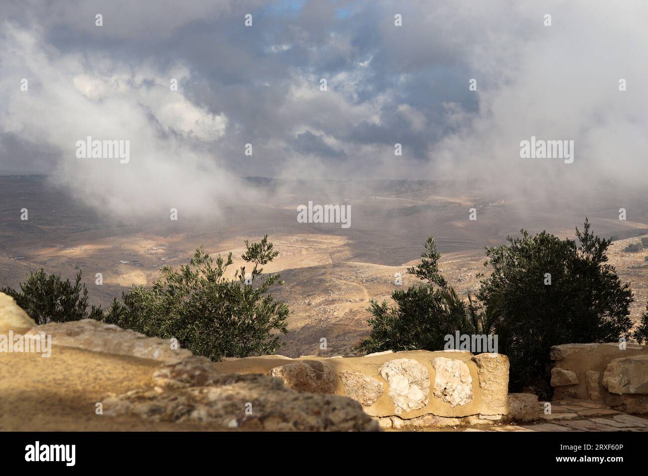 Brouillard et nuages en hiver - Un paysage de nuages et de lumière du soleil dans une vallée parmi les montagnes (Mont Népho, Adaba, Jordanie) Banque D'Images