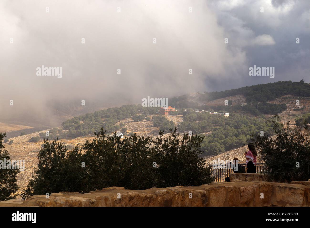 Brouillard et nuages en hiver - Un paysage de nuages et de lumière du soleil dans une vallée parmi les montagnes (Mont Népho, Adaba, Jordanie) Banque D'Images