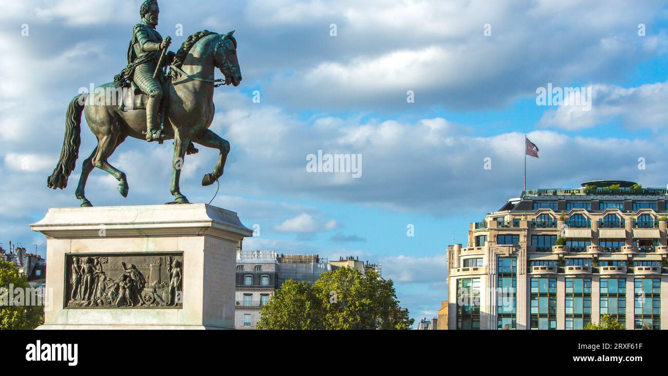 FRANCE. PARIS (75) 1ST ARRONDISSEMENT. LA STATUE ÉQUESTRE D'HENRI IV, PLACE DU PONT NEUF, SUR L'ILE DE LA CITÉ, AVEC LE GRAND MAGASIN SAMARITAINE I. Banque D'Images