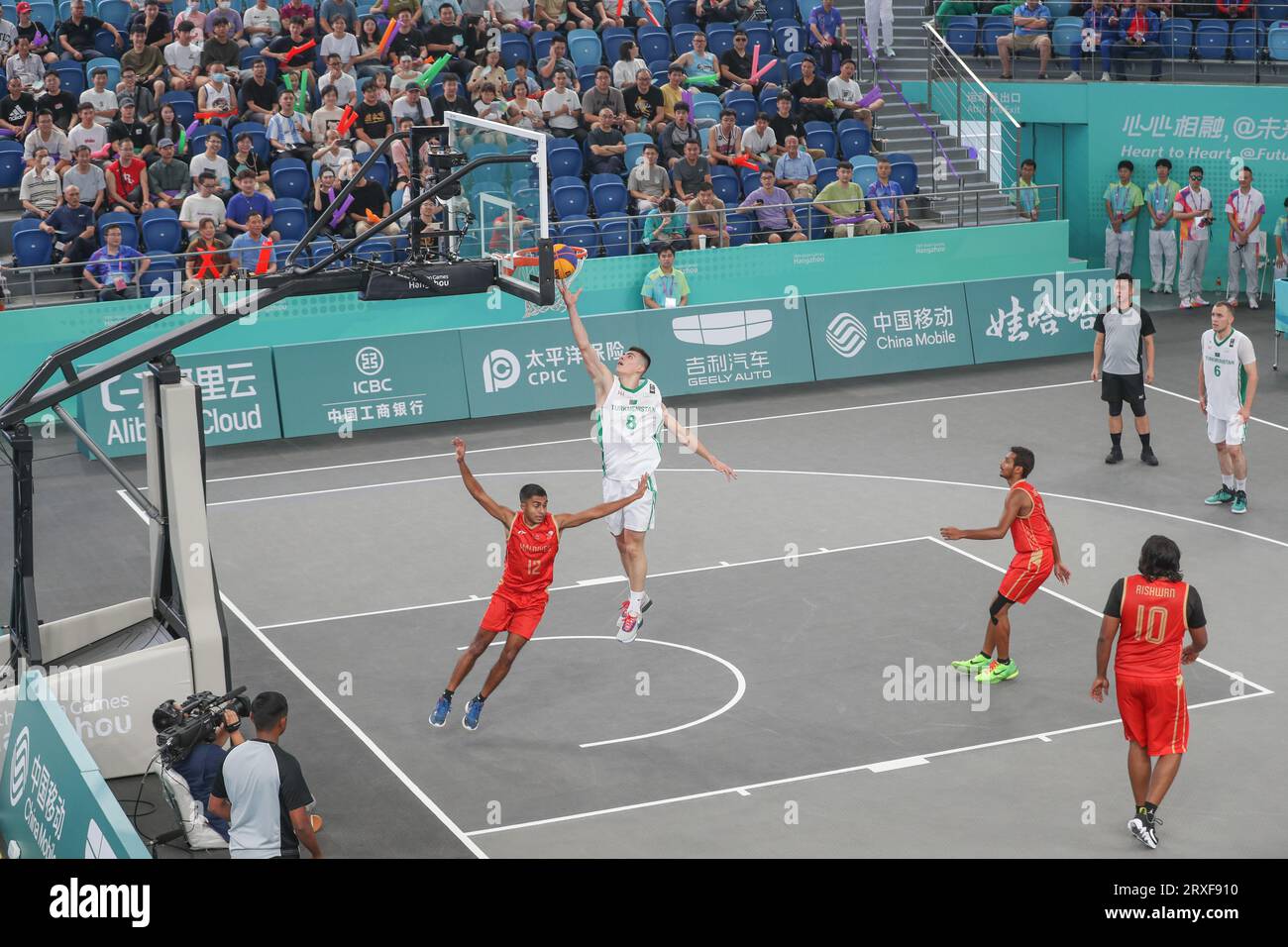 Huzhou, Chine. 25 septembre 2023. HUZHOU, CHINE - le 25 SEPTEMBRE 2023 - le Turkménistan (en blanc) a battu les Maldives 22:2 dans le match de groupe à trois joueurs de basket-ball masculin aux 19e Jeux asiatiques à Huzhou, dans la province du Zhejiang, en Chine, le 25 septembre 2023. (Photo de CFOTO/Sipa USA) crédit : SIPA US/Alamy Live News Banque D'Images