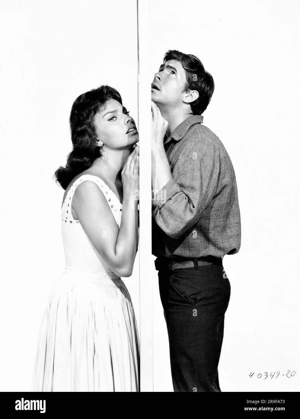 SOPHIA LOREN et ANTHONY PERKINS dans DESIRE UNDER THE ELMS (1958), réalisé par DELBERT MANN. Crédit : PHOTOS / Album PARAMOUNT Banque D'Images
