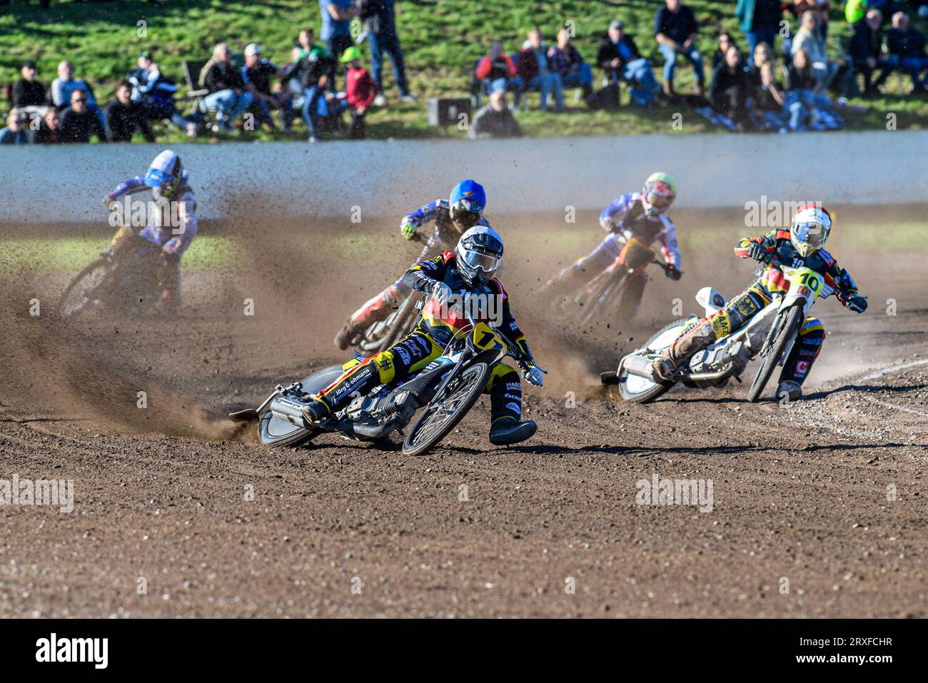 Roden, pays-Bas. 24 septembre 2023. Erik Riss (blanc) et Martin Smolinski (Rouge) mènent le pack inn Heat 6 alors que l'Allemagne bat la France lors de l'épreuve FIM long Track of Nations au Speed Centre Roden le dimanche 24 septembre 2023. (Photo : Ian Charles | MI News) crédit : MI News & Sport / Alamy Live News Banque D'Images