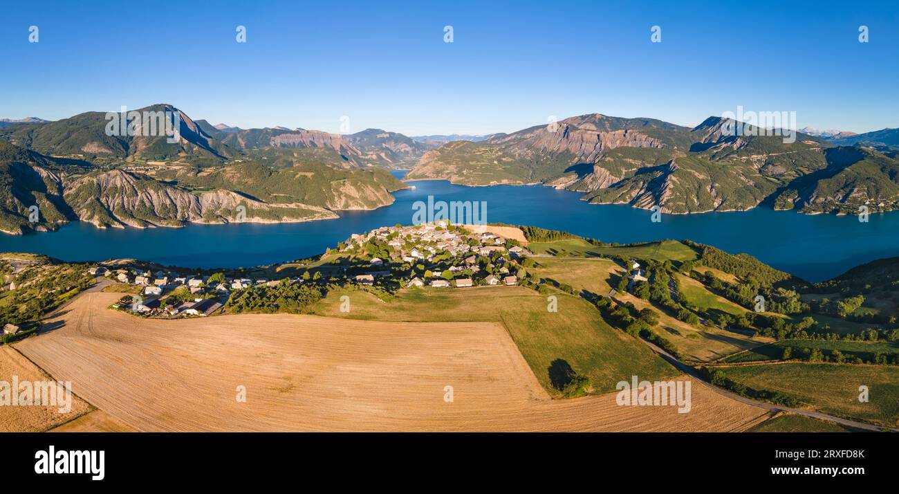 Vue aérienne panoramique du lac de serre-poncon avec le village du Sauze-du-Lac. Vallée de Durance en été. Hautes-Alpes (Alpes), France Banque D'Images