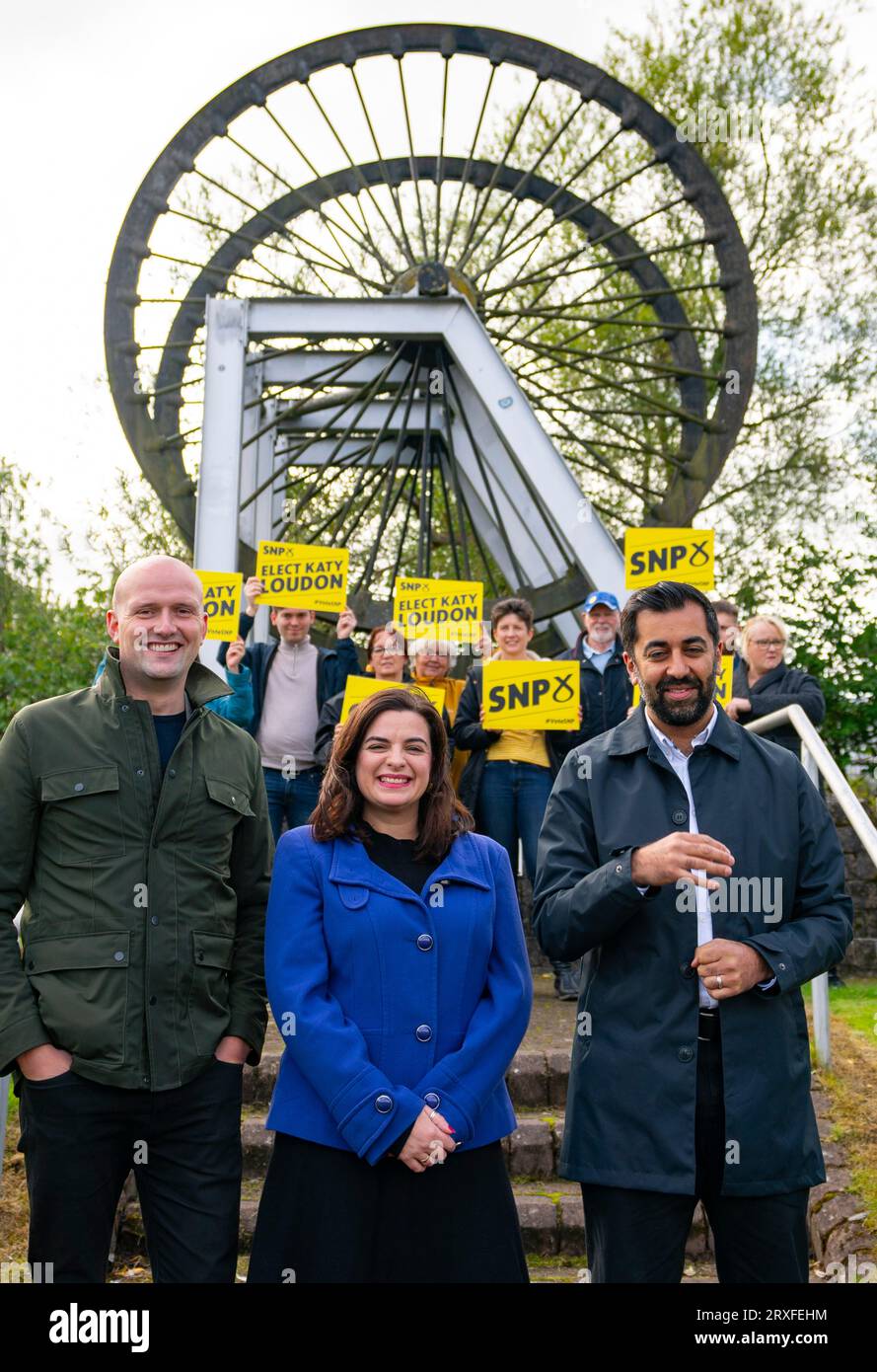 Glasgow, Écosse, Royaume-Uni. 25 septembre 2023. Premier ministre et leader du SNP, Humza Yousaf rejoint le leader du SNP Westminster, Stephen Flynn et le candidat du SNP Katy Loudon au Monument des mineurs de Cambuslang aujourd'hui avant l'élection partielle de Rutherglen et Hamilton West qui se tiendra le 5 octobre. Iain Masterton/Alamy Live News Banque D'Images