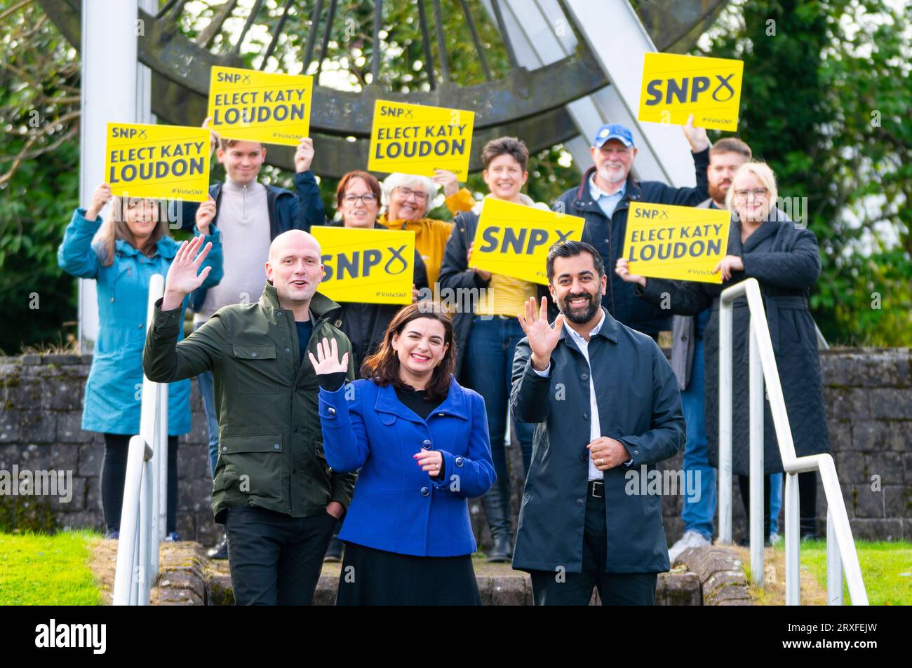 Glasgow, Écosse, Royaume-Uni. 25 septembre 2023. Premier ministre et leader du SNP, Humza Yousaf rejoint le leader du SNP Westminster, Stephen Flynn et le candidat du SNP Katy Loudon au Monument des mineurs de Cambuslang aujourd'hui avant l'élection partielle de Rutherglen et Hamilton West qui se tiendra le 5 octobre. Iain Masterton/Alamy Live News Banque D'Images