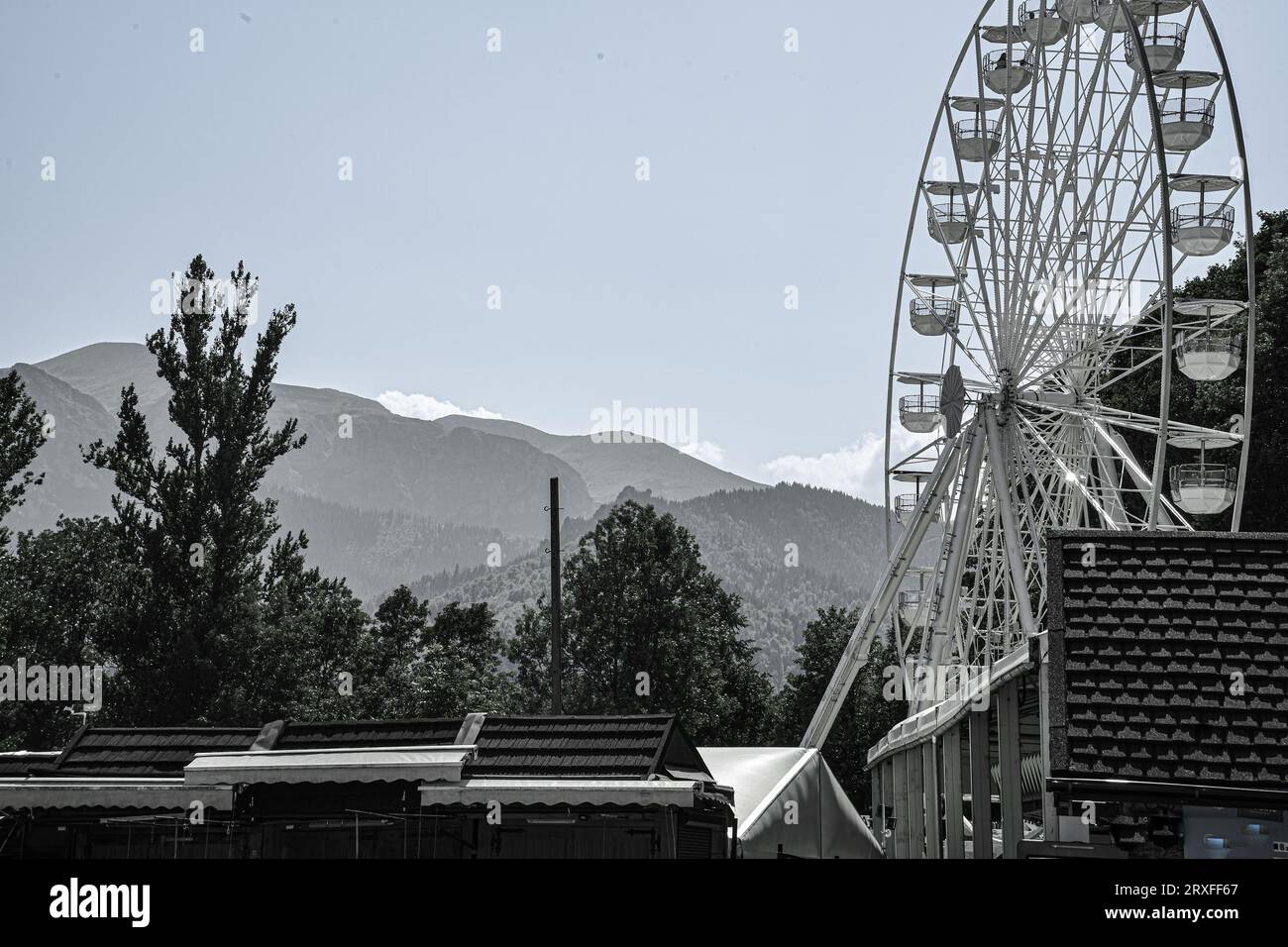 Roue d'observation à Zakopane, Pologne. Montagne en arrière-plan et ciel bleu. Banque D'Images