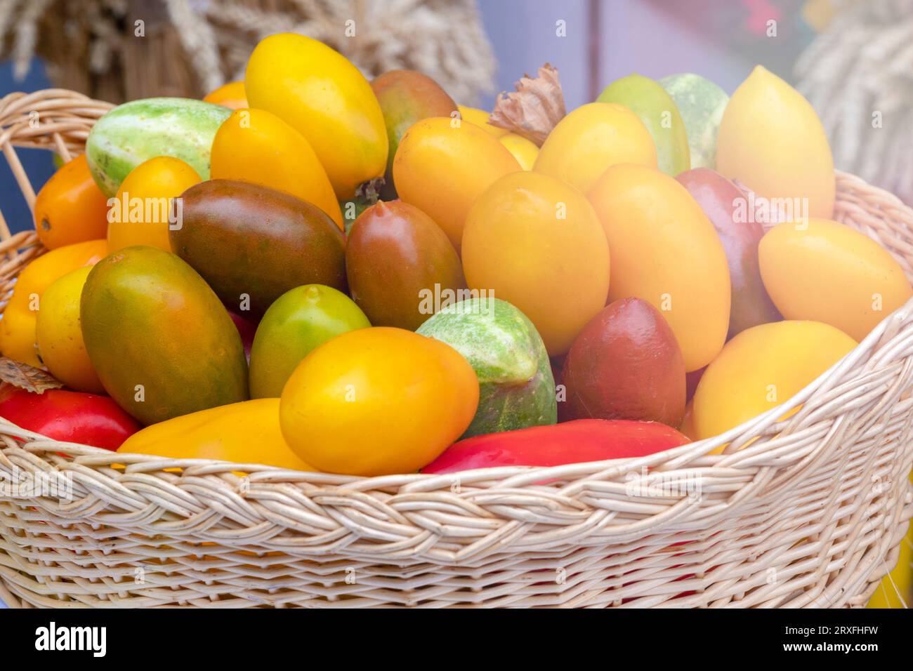 légumes, tomate fraîche dans un supermarché gros plan. choisir une tomate fraîche en magasin. Récolte d'automne. Légumes dans un panier en osier. nature morte d'automne Banque D'Images