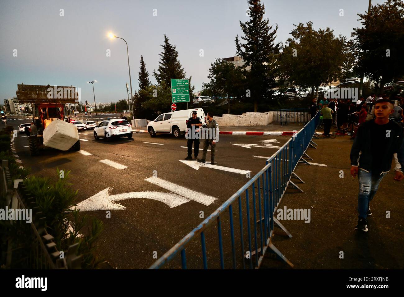 (230925) -- JÉRUSALEM, 25 septembre 2023 (Xinhua) -- la police a installé un barrage routier temporaire pour Yom Kippour, le jour des Expiations, à Jérusalem, le 24 septembre 2023. Yom Kippour est un jour solennel de réflexion et de jeûne, pendant lequel la plupart des automobiles ne sont pas autorisées sur les routes de Jérusalem-Ouest. (Photo de Muammar Awad/Xinhua) Banque D'Images