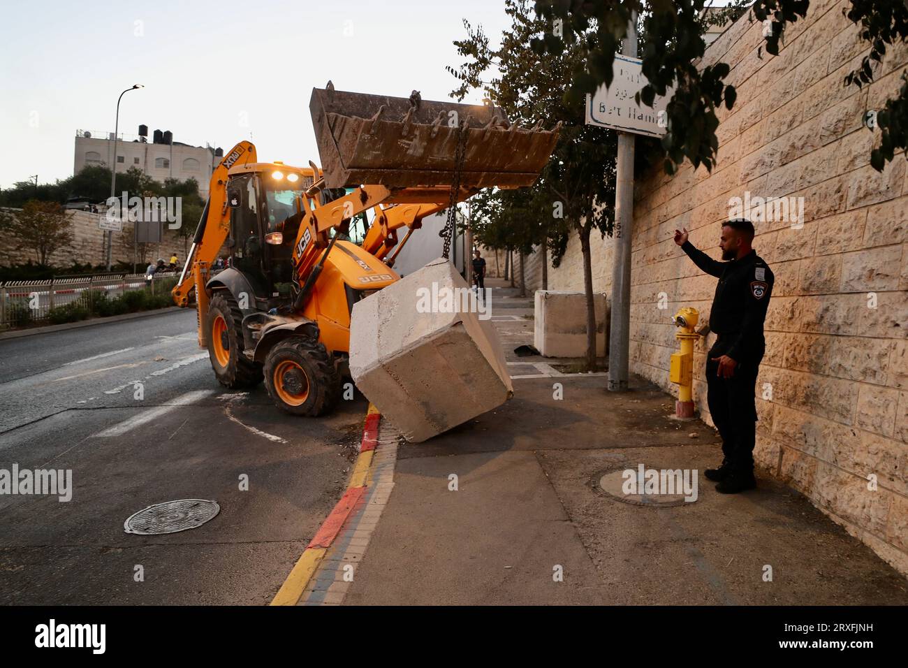 (230925) -- JÉRUSALEM, 25 septembre 2023 (Xinhua) -- la police a installé un barrage routier temporaire pour Yom Kippour, le jour des Expiations, à Jérusalem, le 24 septembre 2023. Yom Kippour est un jour solennel de réflexion et de jeûne, pendant lequel la plupart des automobiles ne sont pas autorisées sur les routes de Jérusalem-Ouest. (Photo de Muammar Awad/Xinhua) Banque D'Images