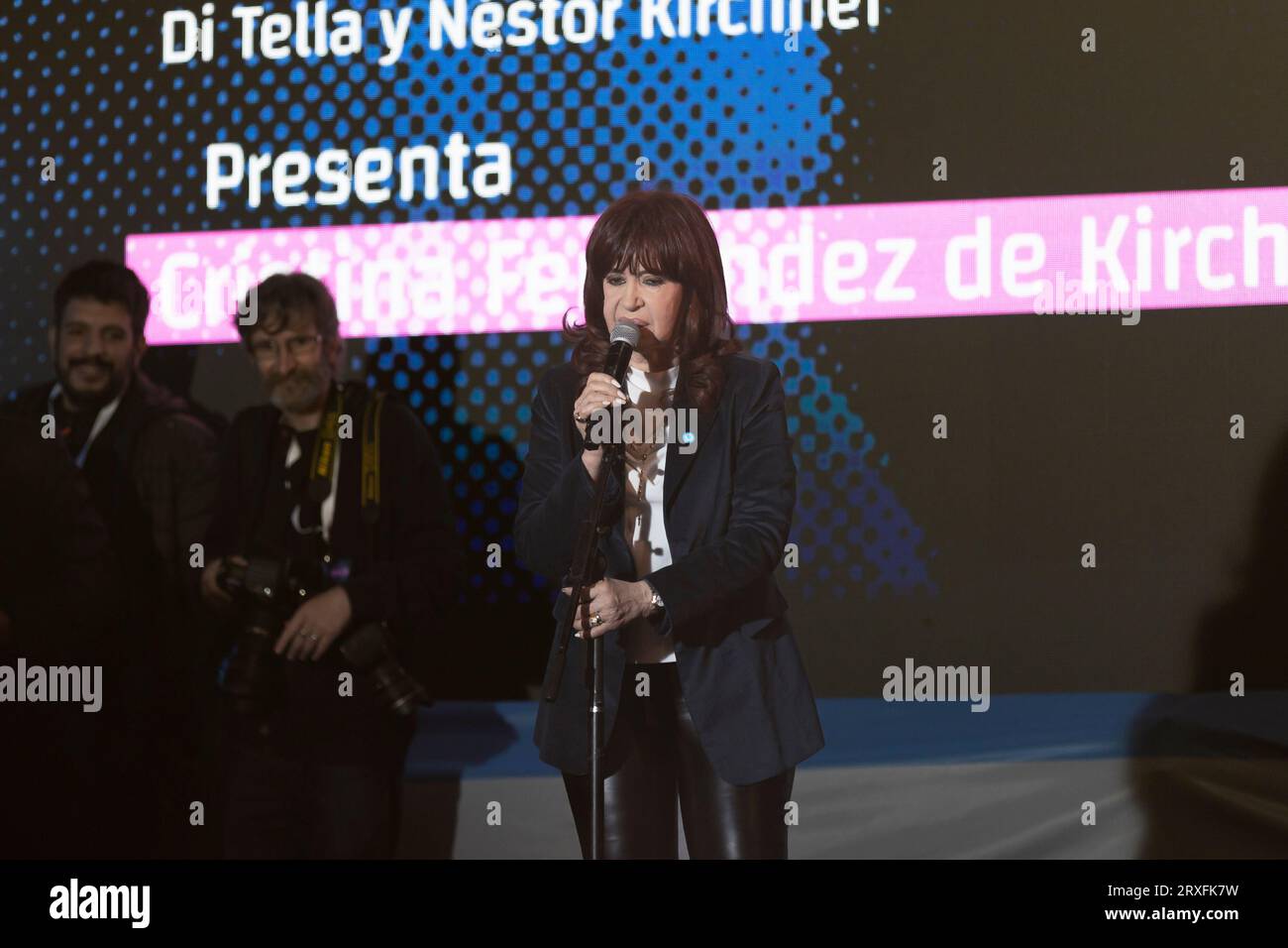Buenos Aires, Argentine. 23 septembre 2023. L'actuelle vice-présidente et ancienne présidente de l'Argentine Cristina Fernández de Kirchner a présenté la réédition du livre 'después del derrumbe', Conversaciones de Torcuato Di Tella y Néstor Kirchner à l'Universidad Metropolitana para la Educación y el Trabajo (UMET), à Buenos Aires, Argentine, le 23 septembre 2023. Après la présentation, elle a parlé à des sympathisants à l'extérieur de l'Université. Sur la photo : Cristina adressant quelques mots à ses disciples. (Photo Esteban Osorio/Sipa USA) crédit : SIPA USA/Alamy Live News Banque D'Images
