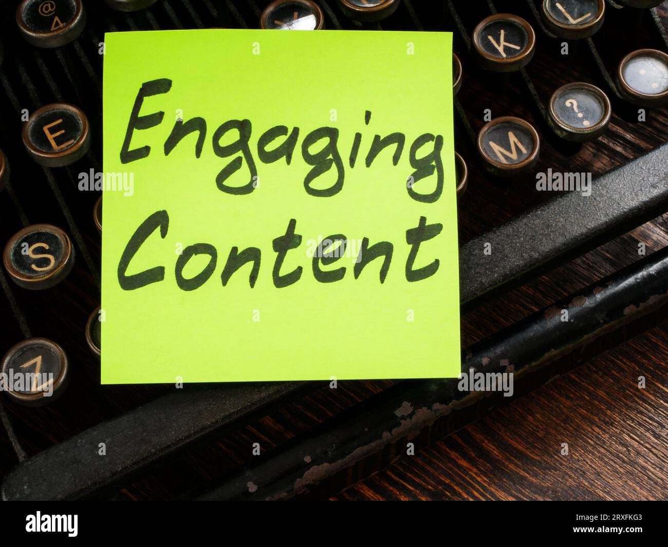 Autocollant avec inscription écrite engageant le contenu et la machine à écrire. Banque D'Images