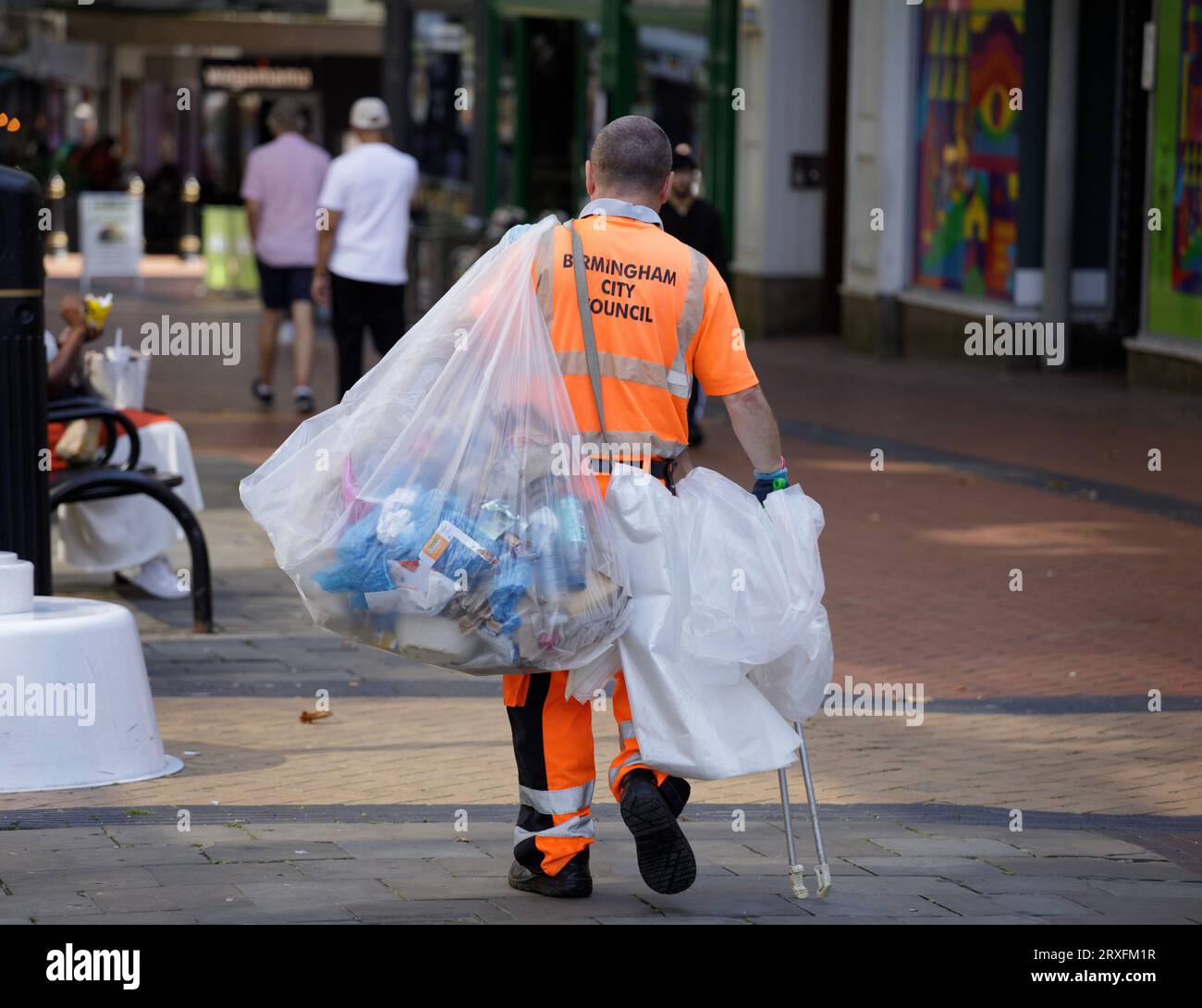Un collecteur d'ordures travaillant pour le conseil municipal de Birmingham à New Street dans le centre-ville. Banque D'Images