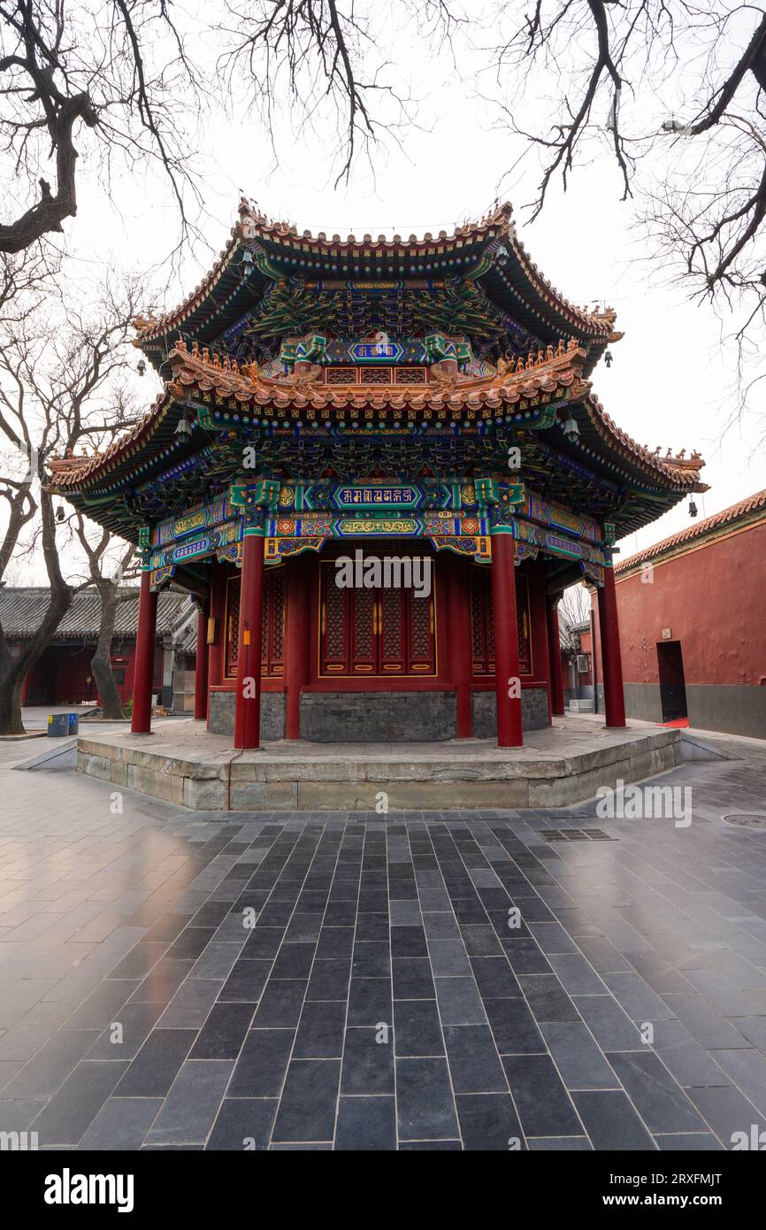 Pékin - Chine, 27 février 2023 : Pavillon octogonal de la stèle du temple Yonghe à Pékin. Banque D'Images