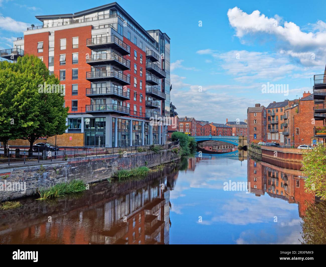Royaume-Uni, West Yorkshire, Leeds, The River aire et Leeds Bridge. Banque D'Images