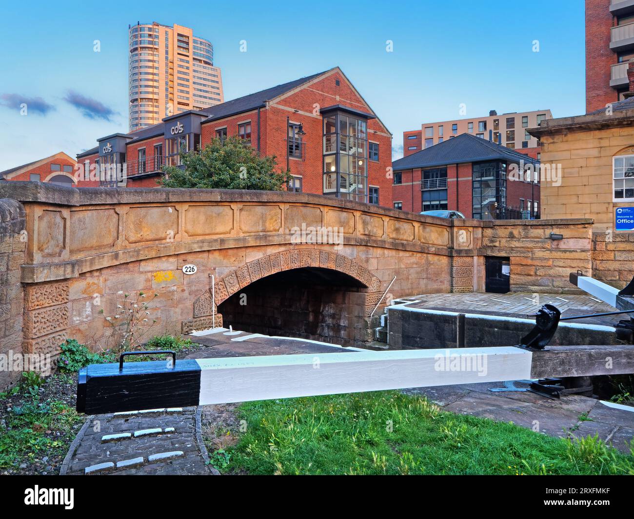 UK, West Yorkshire, Leeds, Bridgewater place également connu sous le nom de Dalek de Office Lock sur le canal de Leeds et Liverpool. Banque D'Images