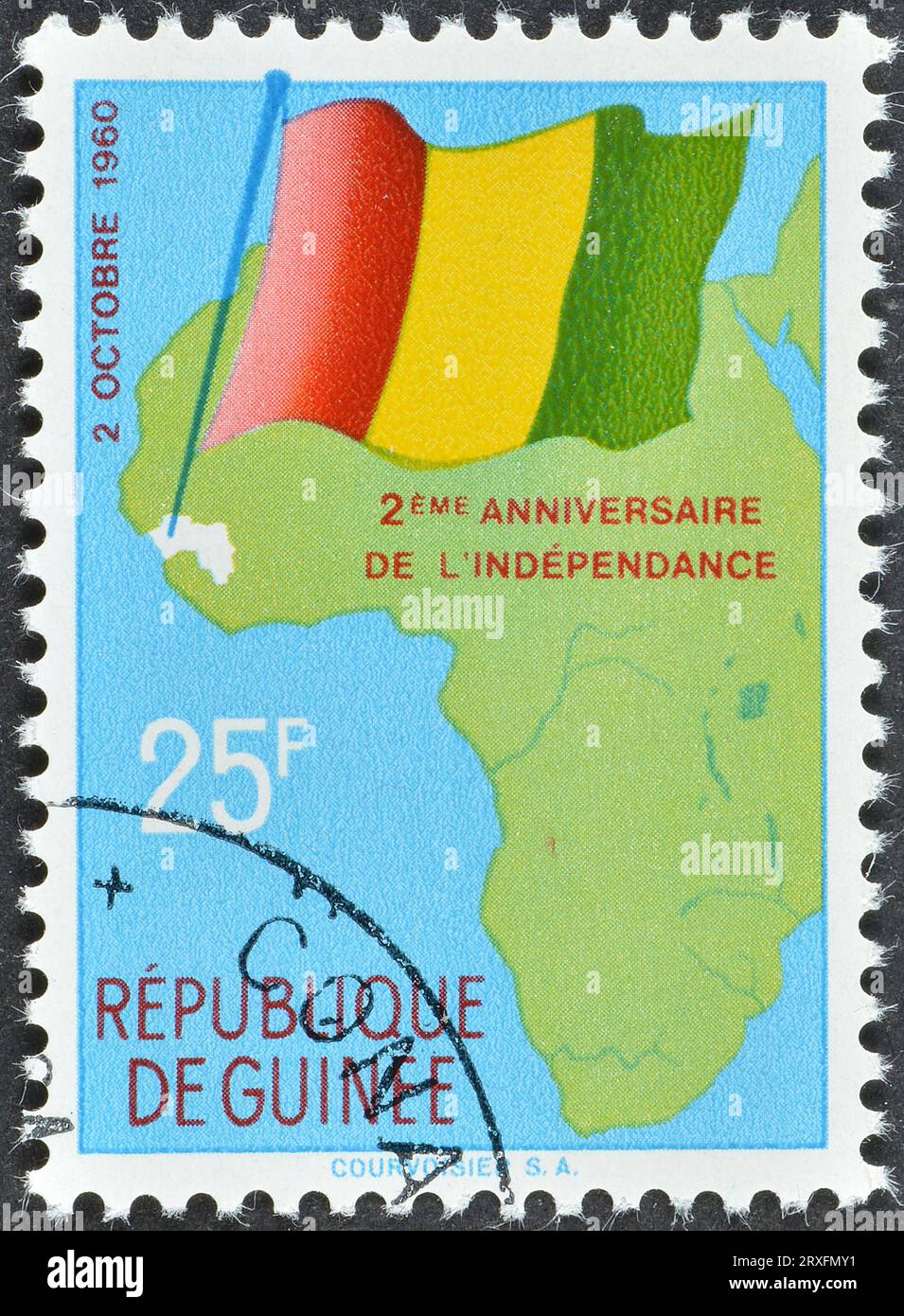 Timbre-poste annulé imprimé par la Guinée, qui montre carte de l'Afrique et drapeau national, indépendance, 2e anniversaire, vers 1960. Banque D'Images