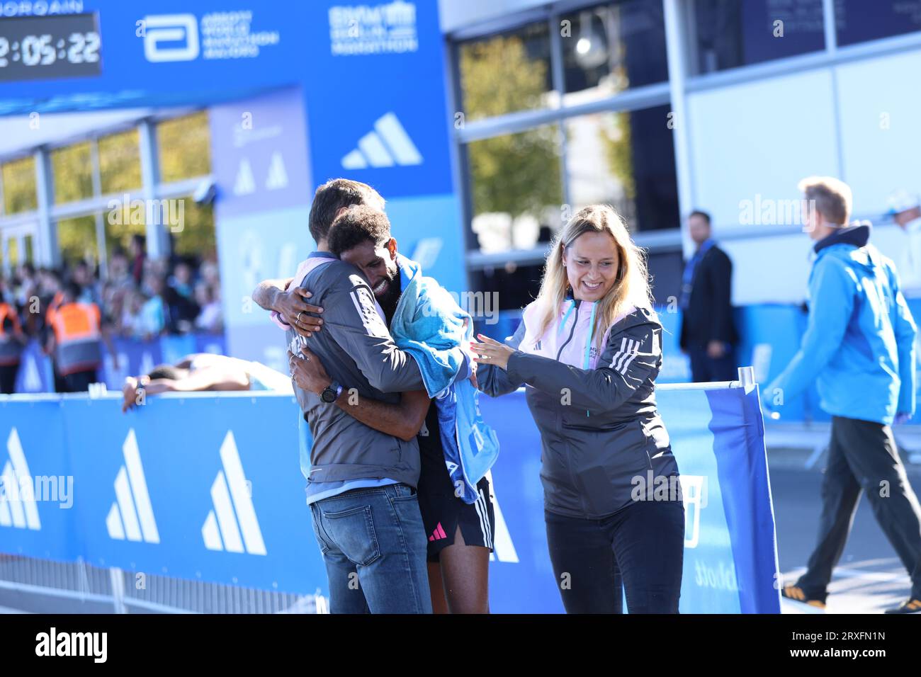 24 septembre 2023, Berlin, Berlin-Tiergarten, Allemagne : Eliud Kipchoge du Kenya remporte le 49e marathon de Berlin en 2:02:42 heures. La deuxième place est revenue au Vincent Kipkemoi du Kenya avec 2:03:13 heures et la troisième place a été remportée par Tadese Takele d'Ethiopie avec 02:03:24 heures. Tigst Assefa d'Ethiopie remporte le 49e marathon de Berlin féminin en 2:11:53 heures. La deuxième place est revenue à Sheila Chepkirui du Kenya avec 2:17:49 heures et la troisième place a été remportée par Magdalena Sauri de Tanzanie avec 02:18:43 heures. Quatrième européen le plus rapide de l'histoire, le plus rapide allemand de tous les temps : au Marathon de Berlin, Amanal PE Banque D'Images