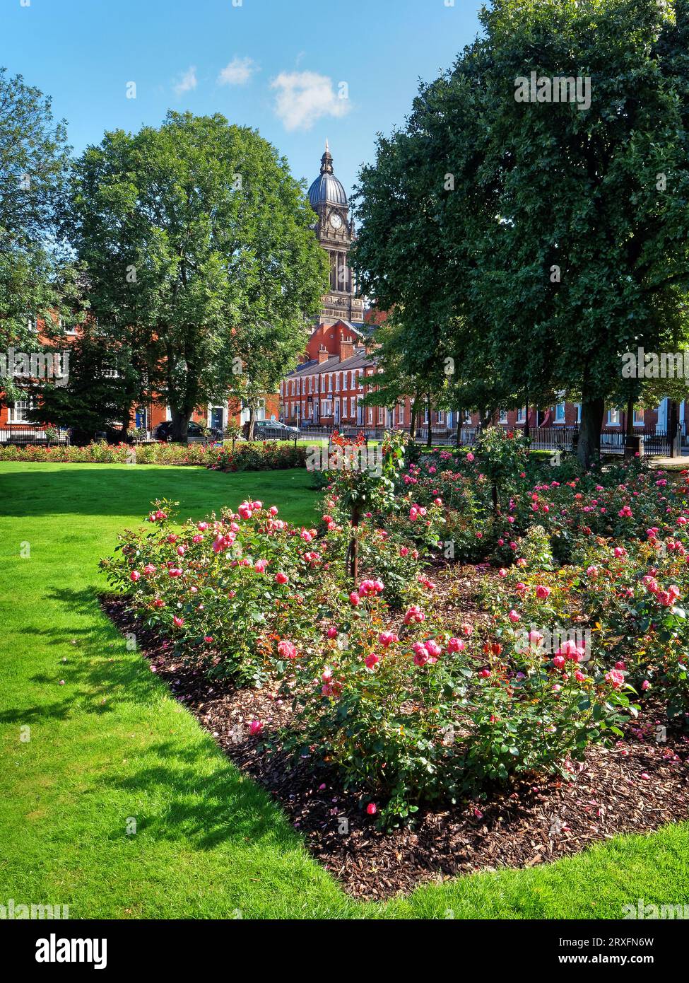 Royaume-Uni, West Yorkshire, Leeds, Park Square et Leeds Town Hall. Banque D'Images