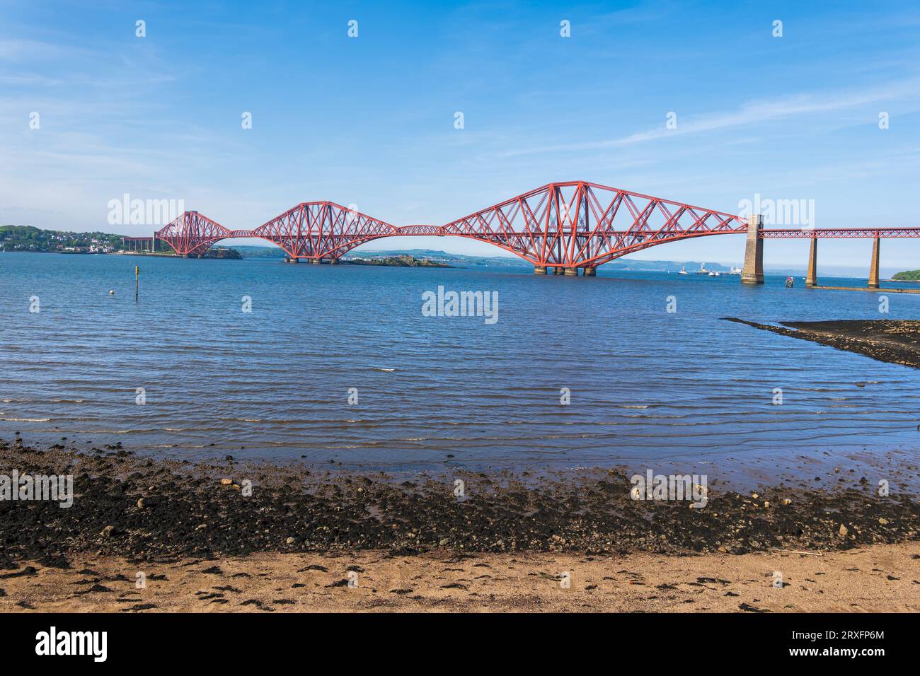 Le pont du Forth traverse l'estuaire du Firth of Forth depuis South Queensferry en Écosse, Royaume-Uni. Banque D'Images