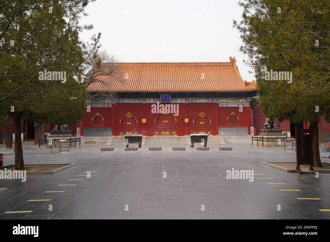 Pékin - Chine, 27 février 2023 : porte Yonghe du temple Yonghe à Pékin. Banque D'Images