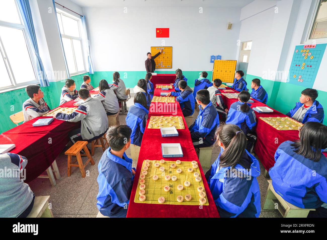 Luannan, Chine - 9 mars 2023 : les étudiants apprennent les échecs chinois dans la salle de classe, Chine du Nord Banque D'Images