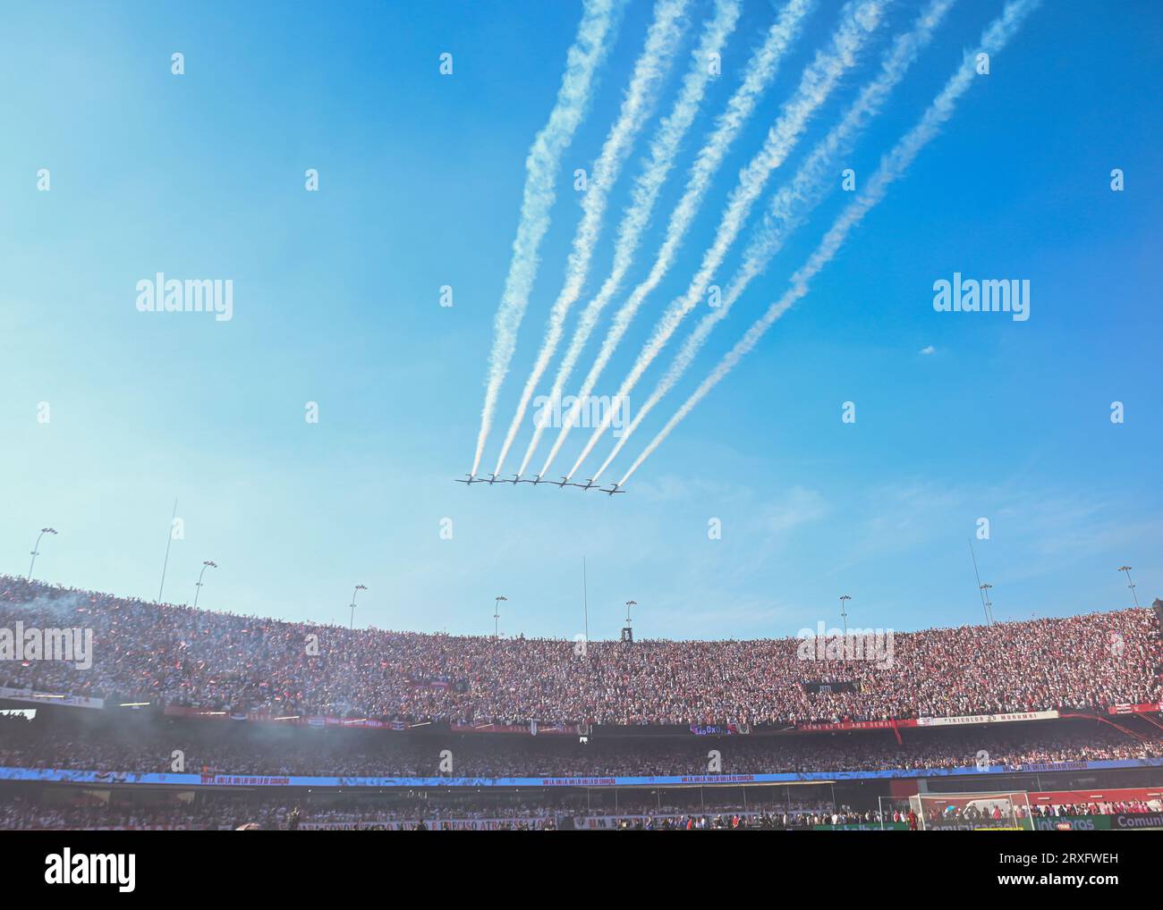 24 septembre 2023, stade Morumbi, Sao Paulo, Brésil ; finale de la coupe du Brésil, Sao Paulo contre Flamengo : les avions de l'Esquadrilha da Fuma&#xe7;a effectuent un survol Banque D'Images