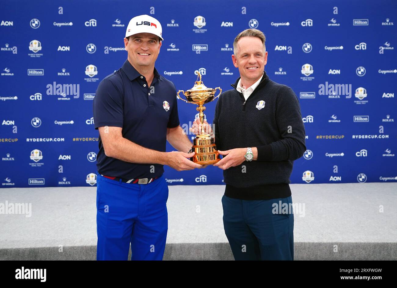 Le capitaine de l'équipe Europe Luke Donald (à droite) aux côtés du capitaine américain Zach Johnson avec le trophée Ryder Cup après la conférence de presse des capitaines au Marco Simone Golf and Country Club, Rome, Italie, avant la Ryder Cup 2023. Date de la photo : lundi 25 septembre 2023. Banque D'Images