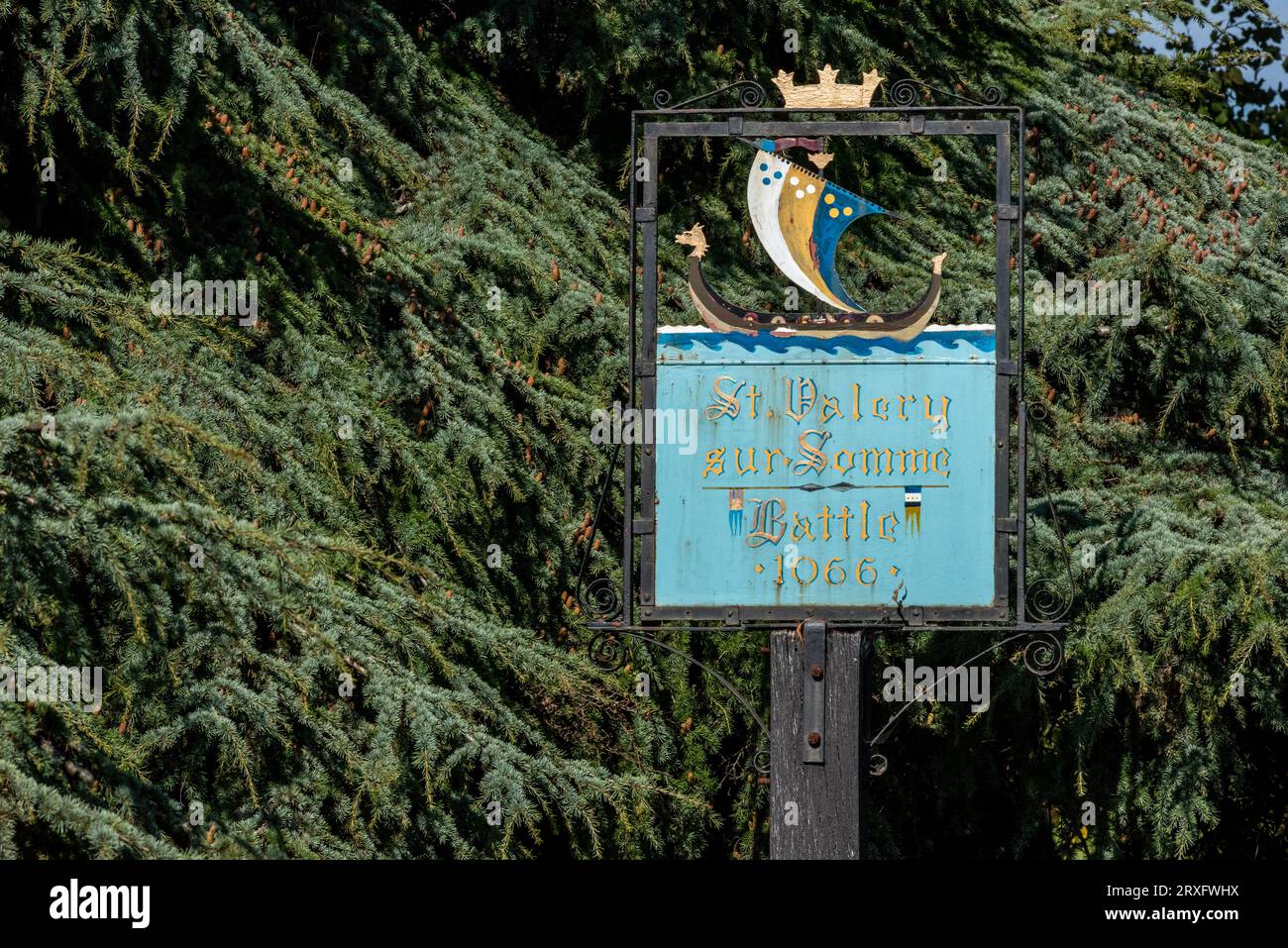 Bataille, 15 septembre 2023 : signe à St Mary's Churchin en l'honneur de la ville jumelle de Battle, St Valery sur somme Banque D'Images