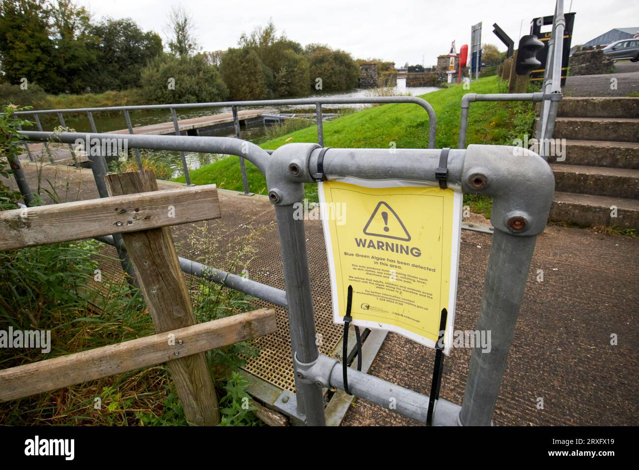 Panneaux d'avertissement au niveau du toome pour une épidémie d'algues bleu-vert sur Lough Neagh Irlande du Nord Royaume-Uni Banque D'Images