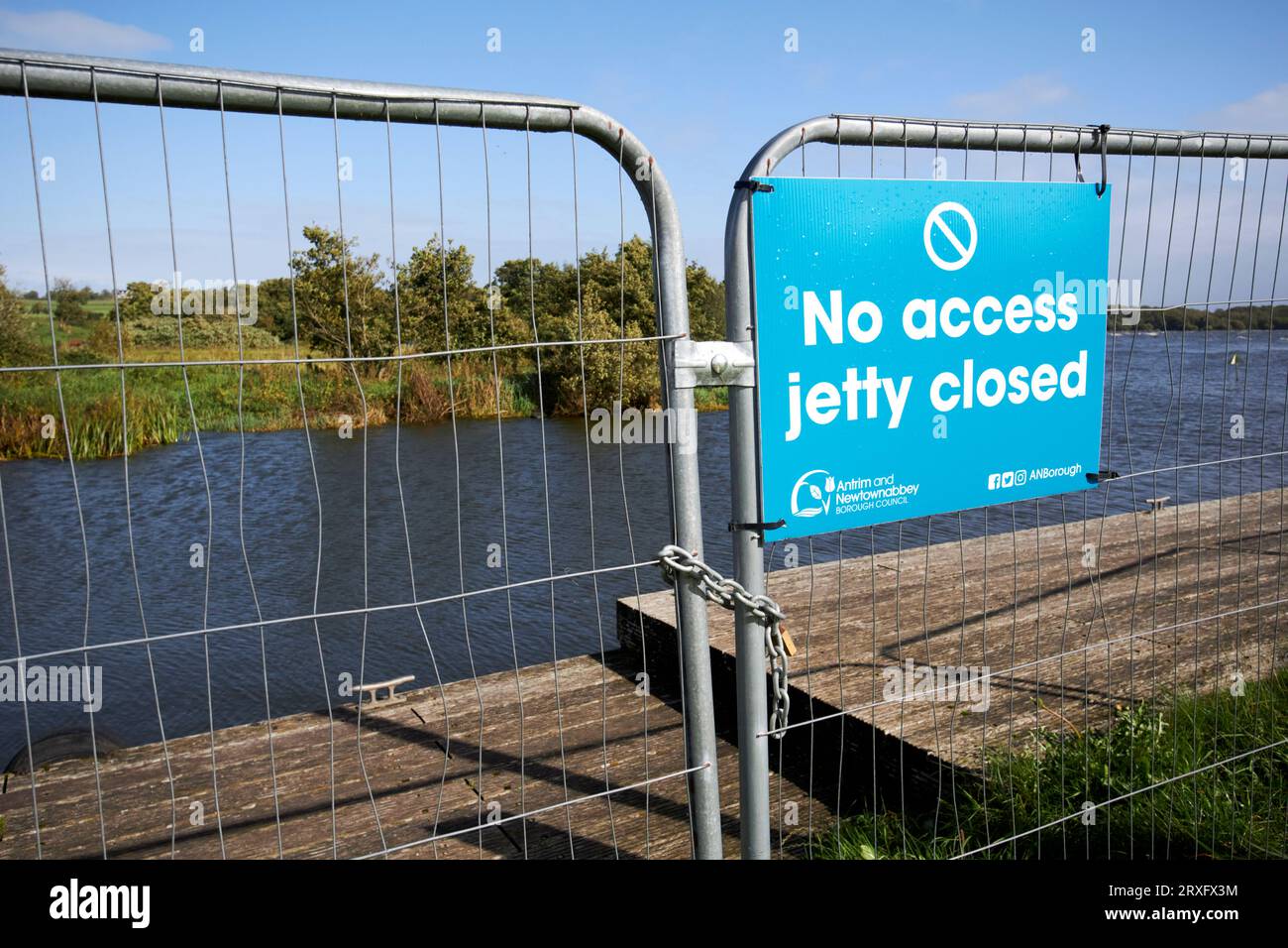Accès à la jetée fermé en raison de l'épidémie d'algues bleu-vert à cranfield point sur Lough Neagh Northern Ireland UK Banque D'Images