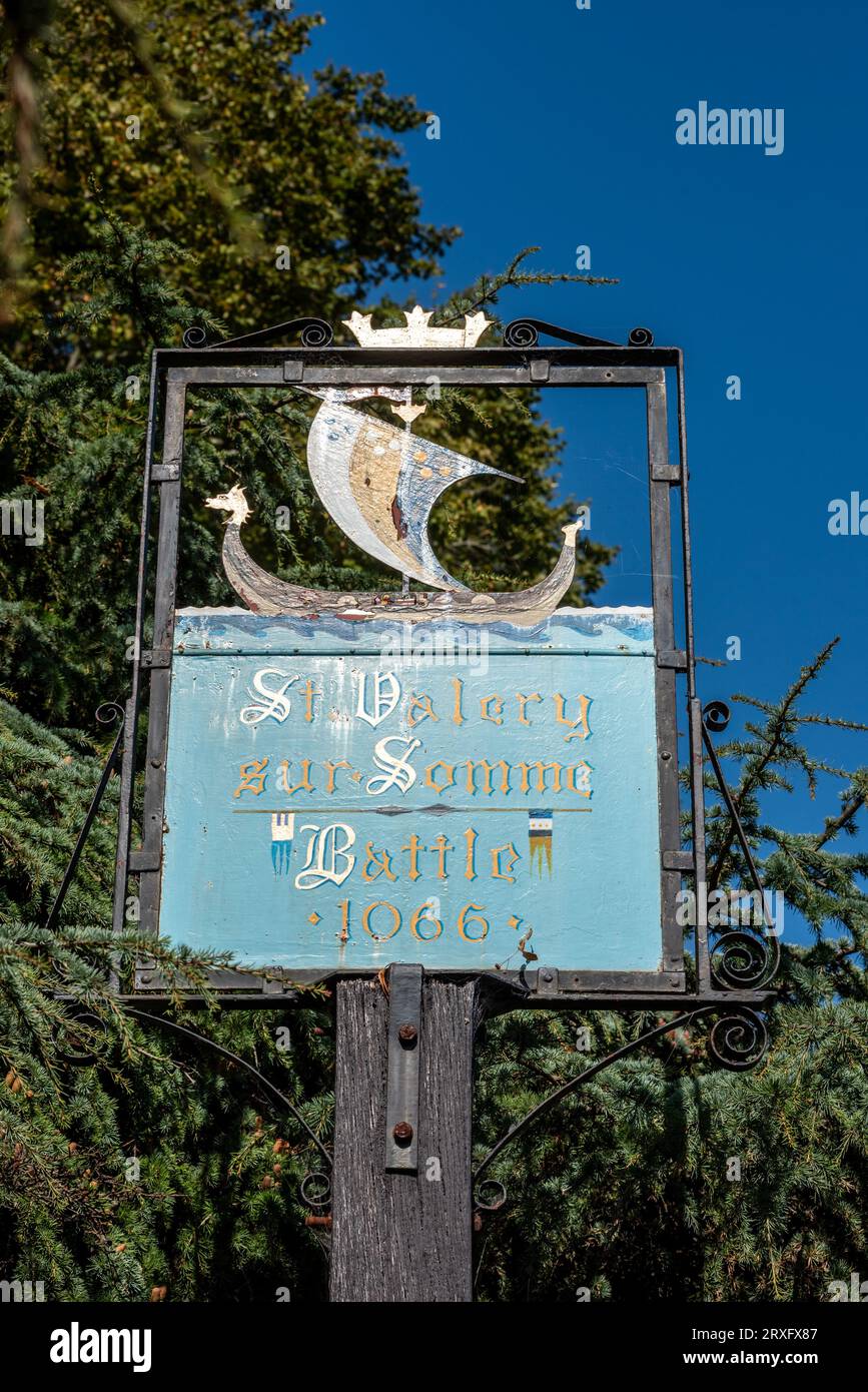 Bataille, 15 septembre 2023 : signe à St Mary's Churchin en l'honneur de la ville jumelle de Battle, St Valery sur somme Banque D'Images